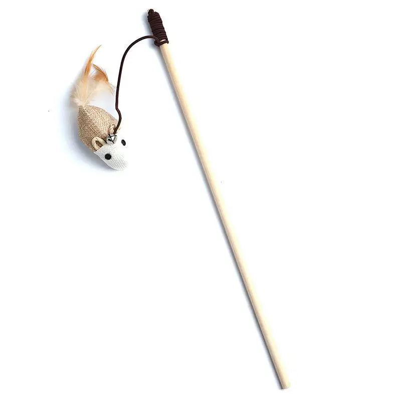 Canne à pêche pour chat avec manche long en bois naturel, dotée d'une souris suspendue en sisal beige et blanc agrémentée de plumes rousses et d'une petite clochette argentée.