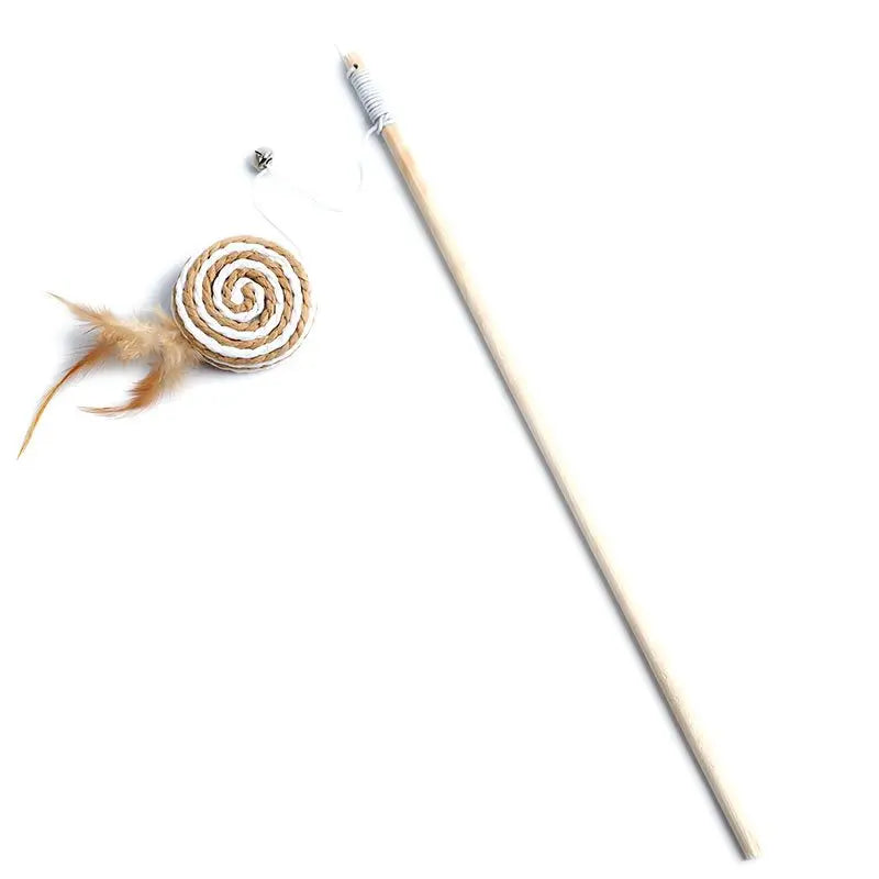 Canne à pêche pour chat avec manche long en bois naturel, dotée d'un jouet suspendu en forme de spirale bicolore en sisal blanc et beige, agrémentée de plumes rousses et d'une petite clochette argentée.