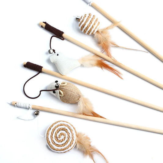 Collection de cannes à pêche pour chat avec tiges en bois naturel et jouets suspendus en corde de chanvre et sisal (souris, oiseaux, balles) agrémentés de plumes et de petites clochettes.