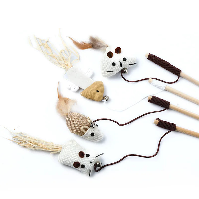 Collection de cannes à pêche pour chat avec manches en bois naturel et jouets suspendus en toile de jute et sisal, représentant des souris et des oiseaux avec plumes et clochettes.