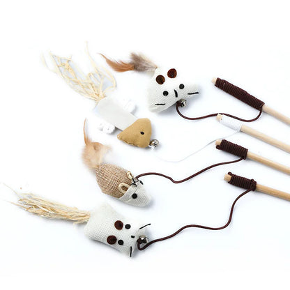 Collection de cannes à pêche pour chat avec manches en bois naturel et jouets suspendus en toile de jute et sisal, représentant des souris et des oiseaux avec plumes et clochettes.