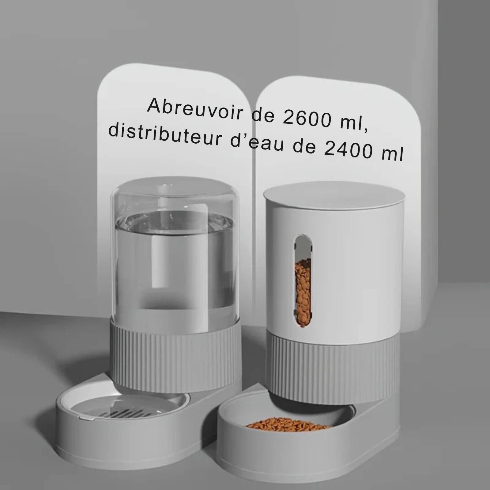 Comparatif de capacité pour le duo de distributeur croquettes chat et abreuvoir gris. Le visuel indique une contenance de 2400ml pour le distributeur de nourriture et 2600ml pour l'abreuvoir. Ce distributeur croquettes automatique par gravité avec fenêtre de niveau assure une autonomie prolongée. Idéal comme distributeur croquettes chien de petite taille pour les absences.