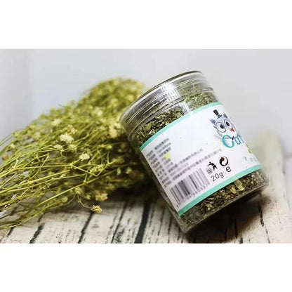 Pot de 20g de cataire séchée (Catnip) Tiger & Rose posé sur une surface en bois, présenté à côté d'un bouquet de plantes séchées pour souligner l'origine naturelle du stimulant.