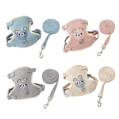 Catalogue des 4 ensembles harnais et laisse pour chat en bleu, rose, gris et beige avec motifs oursons brodés. Ce kit de promenade sécurisé est le complément idéal d'un jouet pour chat pour favoriser l'éveil sensoriel en extérieur. Une alternative interactive au jouet chat d'intérieur parmi notre sélection de jouet animaux haut de gamme pour favoriser l'exercice physique.
