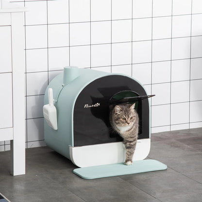 Un chat gris sortant d'un bac à litière chat PawHut bleu ciel et noir, posé sur un carrelage devant un mur blanc. Ce bac a litiere inclut un tapis de sortie pour une hygiène parfaite, idéal comme bac à litière pour chaton.