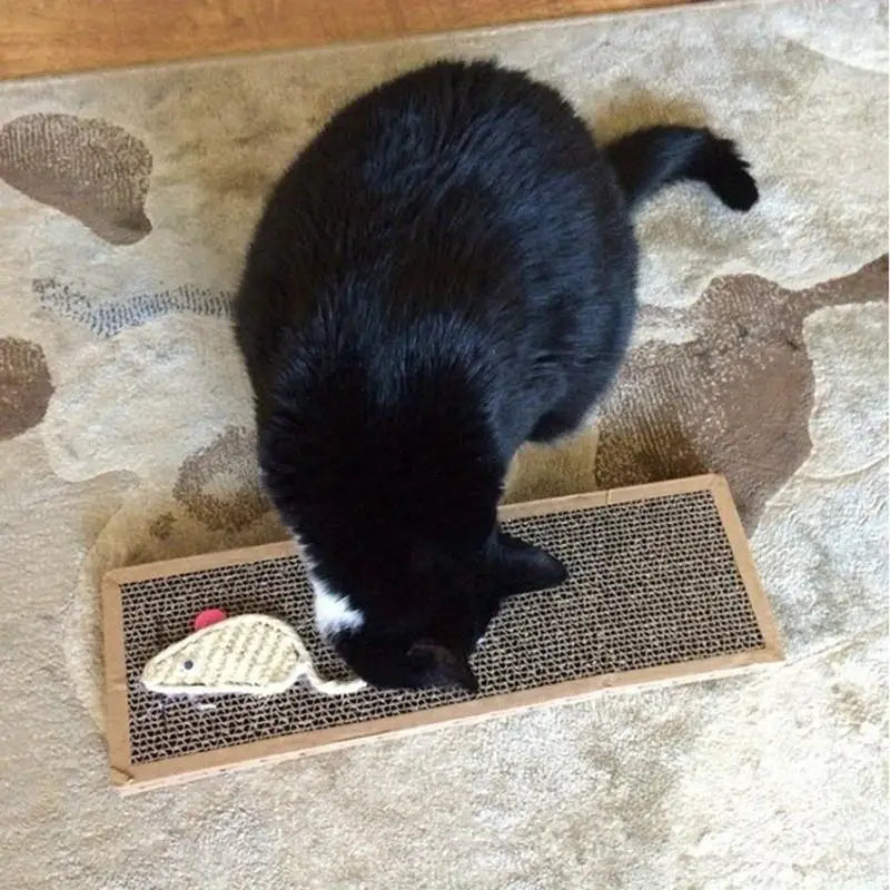 Un chat noir et blanc utilise un griffoir chat horizontal en carton alvéolé posé sur un tapis de salon. L'image met en avant l'attractivité du griffoir pour chat avec sa souris en sisal intégrée pour stimuler l'instinct de jeu. Ce griffoir a chat est la solution idéale pour protéger vos tapis et meubles des griffures tout en offrant un espace de détente durable et écologique à votre félin. Qualité premium Les Trésors d'Owka.