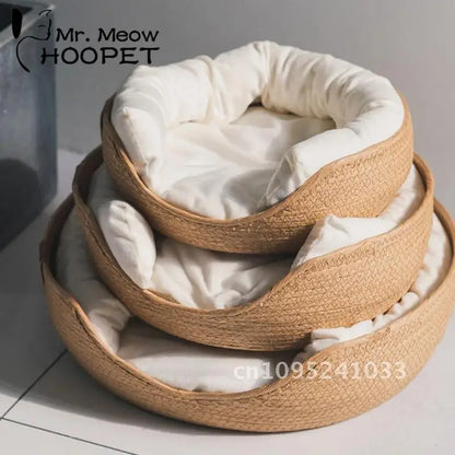 Présentation de trois tailles différentes de paniers pour chat en corde tressée beige, empilés pour montrer les dimensions variées avec coussins blancs moelleux.