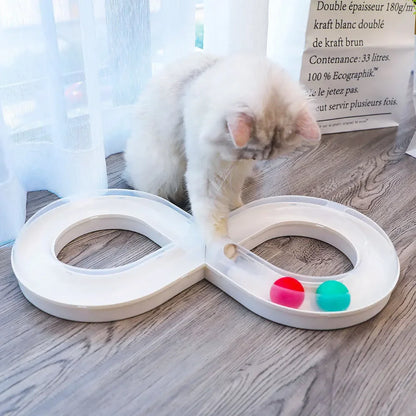 Circuit de jeux pour chat en forme de 8 blanc avec balles. Ce jouet chat interactif stimule l'instinct de chasse et occupe votre animal sur parquet. Jeux chat robuste et design pour l'éveil sensoriel, exclusivité Les Trésors d'Owka.