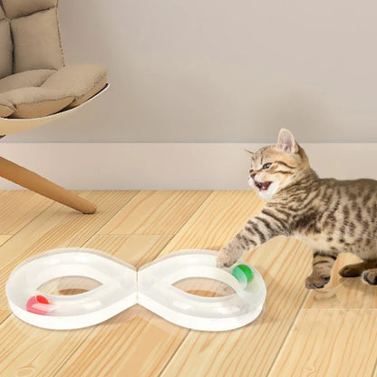 Circuit de jeux pour chat en forme de 8 blanc avec balles. Ce jouet chat interactif stimule l'instinct de chasse et occupe votre animal sur parquet. Jeux chat robuste et design pour l'éveil sensoriel, exclusivité Les Trésors d'Owka.