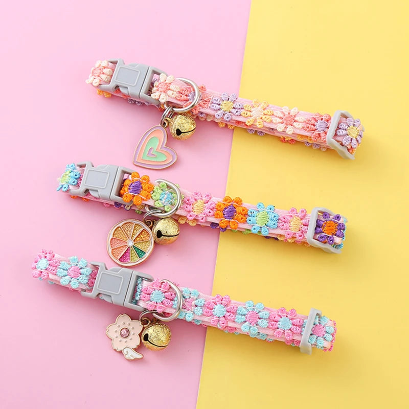 Collection de colliers pour chat avec fleurs brodées en relief et pendentifs originaux (cœur, orange, fleur). Chaque collier chaton est muni d'un grelot doré et d'une boucle de sécurité. Accessoires chic et printaniers pour chat, design artisanal multicolore. Gamme complète Les Trésors d'Owka.