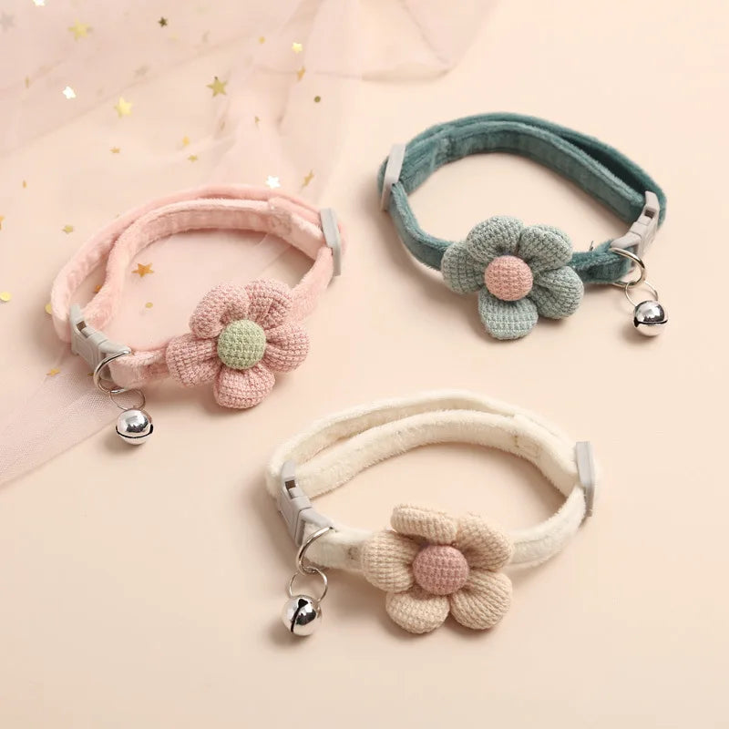 Collection Tendresse de colliers pour chat en velours ultra-doux avec grande fleur tricotée. Vue de trois coloris : rose, crème et vert sauge. Chaque collier chaton est muni d'une clochette argentée et d'une boucle réglable. Accessoire de luxe style kawaii pour collier chat. Les Trésors d'Owka.