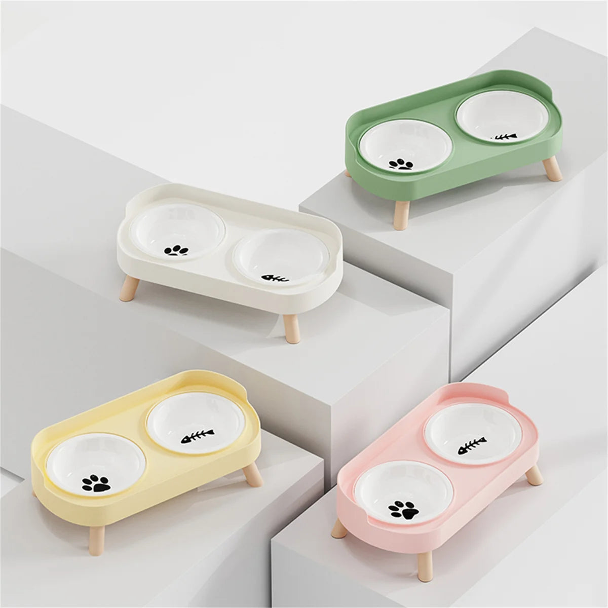 Présentation de la collection de gamelle pour chat double surélevée en céramique et bois, disponible en vert, blanc, jaune et rose pastel. Cette gamelle chat orthopédique au design scandinave avec bols amovibles décorés assure un confort de repas optimal et une hygiène parfaite. Une gamelle duo élégante et moderne pour sublimer votre intérieur.