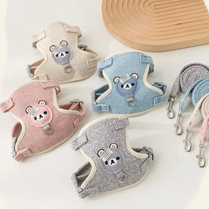 Collection de harnais pour chat mignons en beige, bleu, rose et gris avec laisses assorties. Cet accessoire est le complément parfait du jouet pour chat pour offrir une stimulation sensorielle en extérieur. Transformez chaque sortie en session de jouet chat interactive avec ce harnais sécurisé parmi les meilleurs jouet animaux de promenade.
