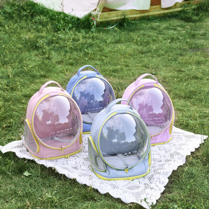 Collection de sacs à dos de transport pour chat Moolpet avec fenêtre bulle panoramique, déclinée en rose, bleu ciel, violet et bleu roi, disposée sur une nappe blanche dans une pelouse.