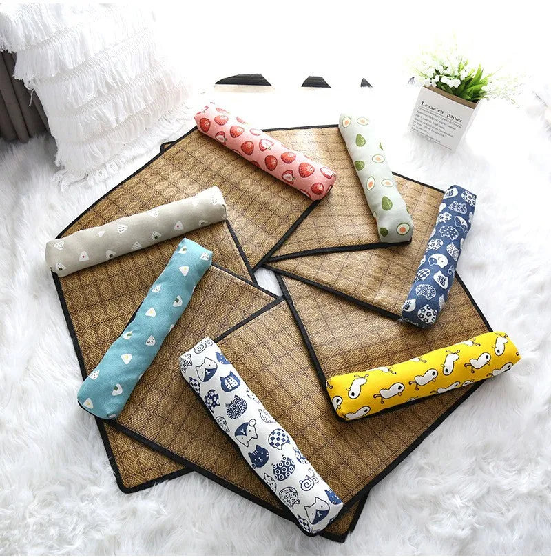 Collection de tapis rafraichissant chat en rotin naturel présentés en éventail avec différents coussins à motifs : fraise, avocat, chat et canard. Ce coussin rafraichissant chat écologique offre un repos frais sans électricité. Coussin froid pour chat disponible en plusieurs couleurs pour l'été. Qualité Les Trésors d'Owka.
