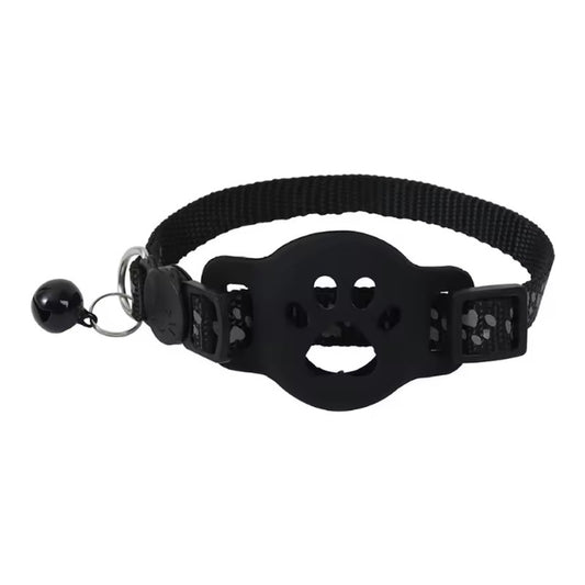 Collier AirTag chat à clochette « Le Coussinet » noir : étui en forme de patte, boucle et grelot noirs — Les Trésors d'Owka