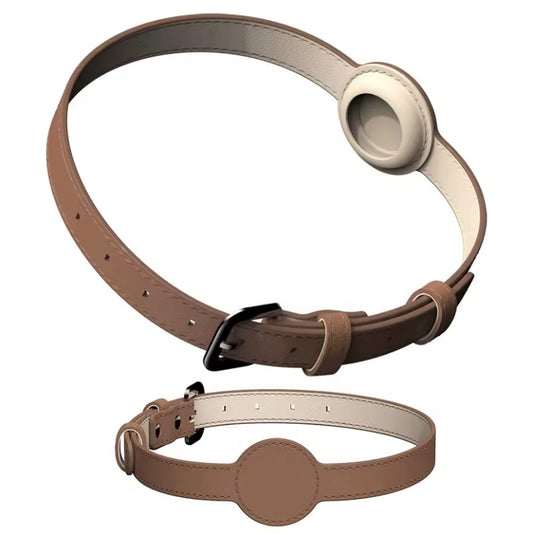 Collier AirTag chat en similicuir « L'Écrin » marron : poche ronde côté cou, boucle à ardillon — Les Trésors d'Owka