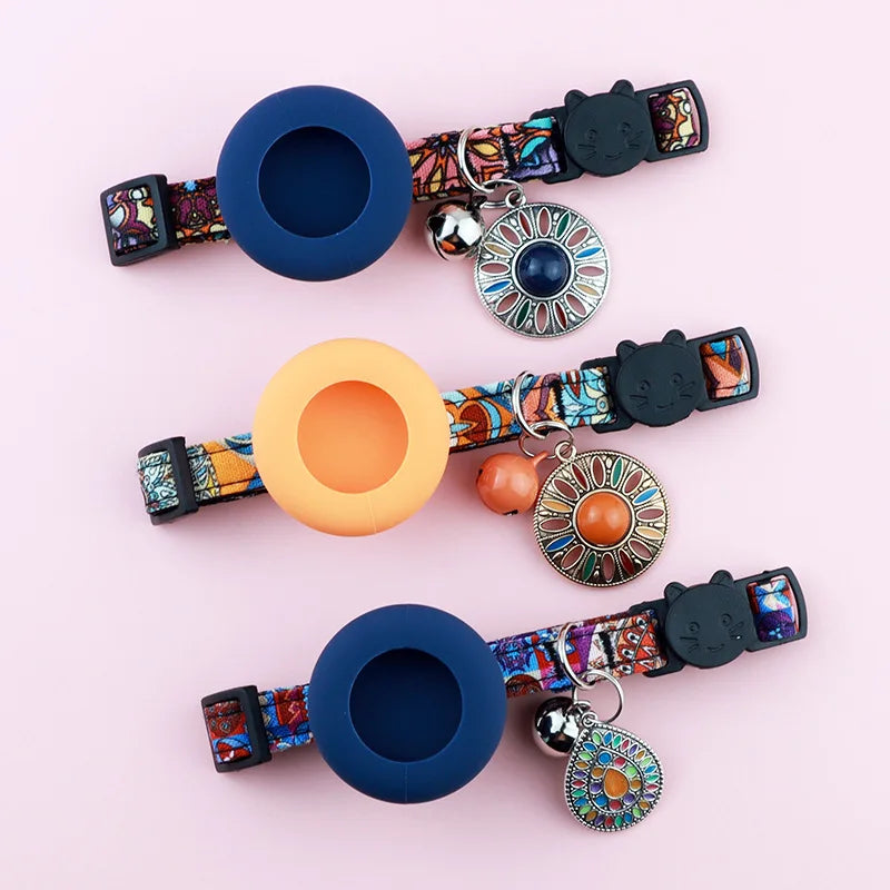 Colliers pour chats au style bohème avec supports en silicone intégrés pour traceur GPS AirTag, motifs ethniques, médaillons mandala et fermoirs de sécurité tête de chat.