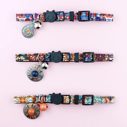 Vue détaillée de trois colliers pour chats ajustables aux motifs ethniques variés, montrant les boucles de réglage, les fermoirs de sécurité tête de chat et les pendentifs décoratifs assortis.