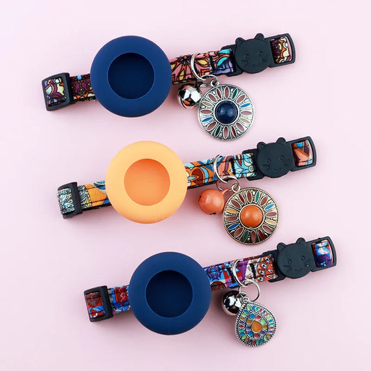 Collier chat bohème « Le Bohème » en trois motifs, avec étui en silicone pour AirTag et médaillon — Les Trésors d'Owka