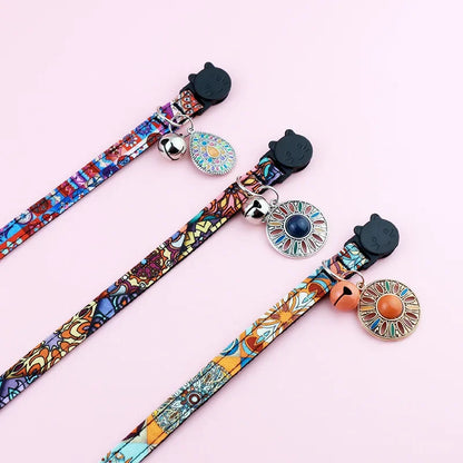 Collection de colliers pour chats aux motifs ethniques colorés avec fermoirs de sécurité tête de chat, clochettes et pendentifs décoratifs de style mandala et pierre soleil.