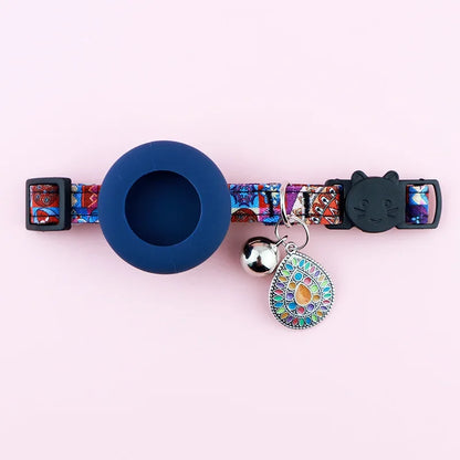 Collier pour chat au motif mosaïque multicolore avec support en silicone bleu marine pour traceur GPS AirTag, médaillon mandala goutte nacrée, clochette argentée et fermoir tête de chat.