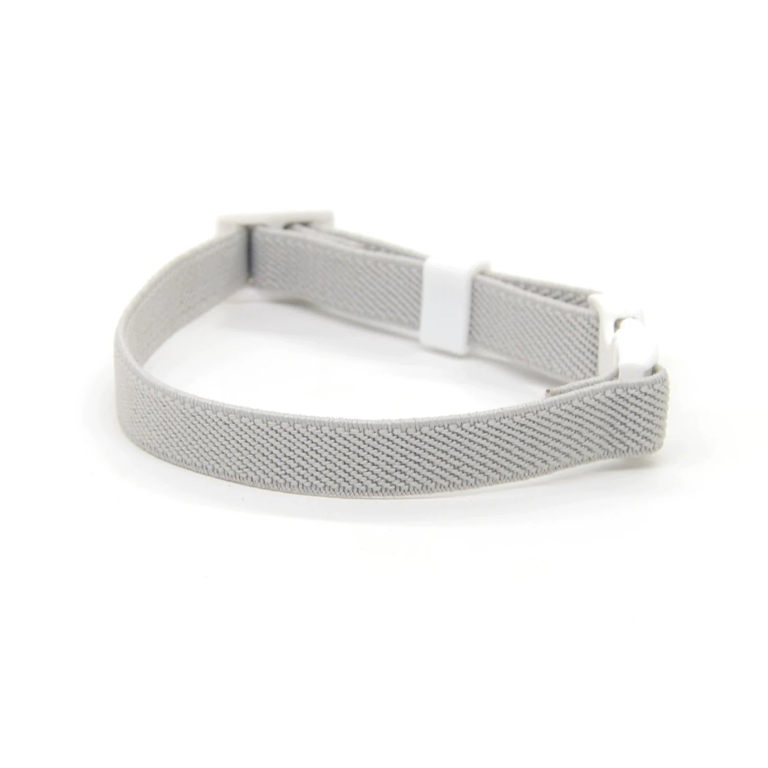 Collier pour chat en nylon élastique tressé gris clair avec boucle de sécurité blanche réglable, design souple et confortable anti-étranglement sans grelot.
