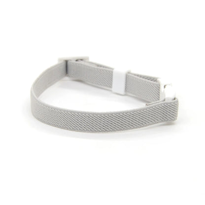 Collier pour chat en nylon élastique tressé gris clair avec boucle de sécurité blanche réglable, design souple et confortable anti-étranglement sans grelot.