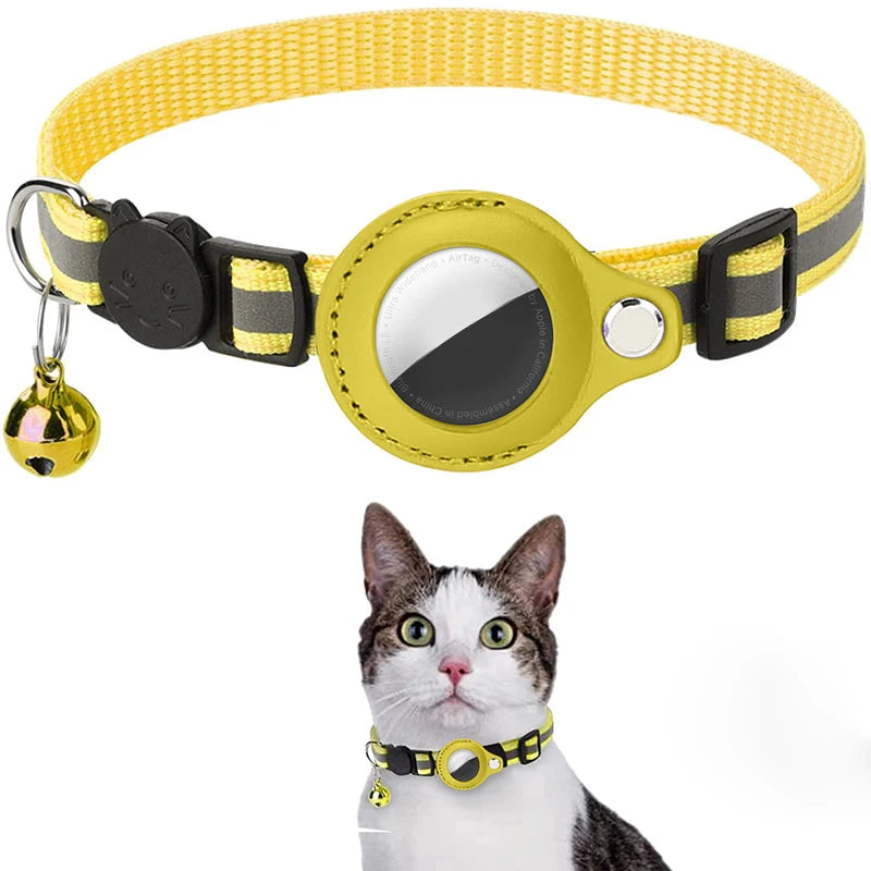 Collier pour chat jaune fluo réfléchissant avec support AirTag en similicuir, clochette dorée, boucle de sécurité anti-étranglement et démonstration sur un chat domestique.
