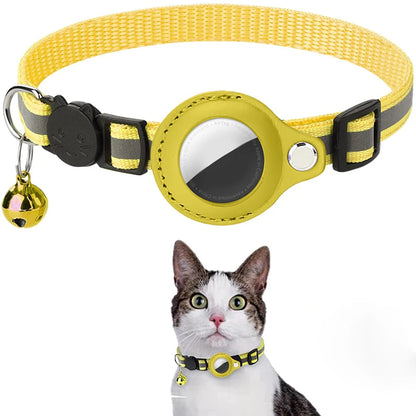 Collier pour chat jaune fluo réfléchissant avec support AirTag en similicuir, clochette dorée, boucle de sécurité anti-étranglement et démonstration sur un chat domestique.