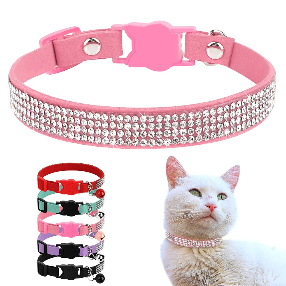 Collection de colliers pour chat en velours pailleté et strass brillants, disponibles en rose, rouge, bleu menthe et noir, avec boucle de sécurité en forme de tête de chat et grelot assorti.