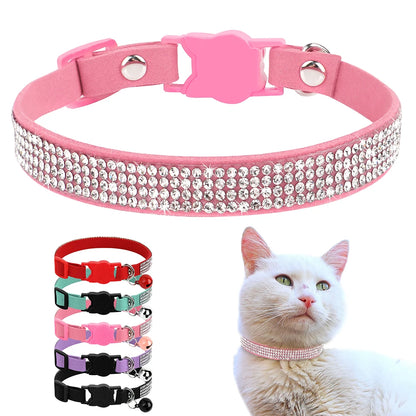 Collection de colliers pour chat en velours pailleté et strass brillants, disponibles en rose, rouge, bleu menthe et noir, avec boucle de sécurité en forme de tête de chat et grelot assorti.