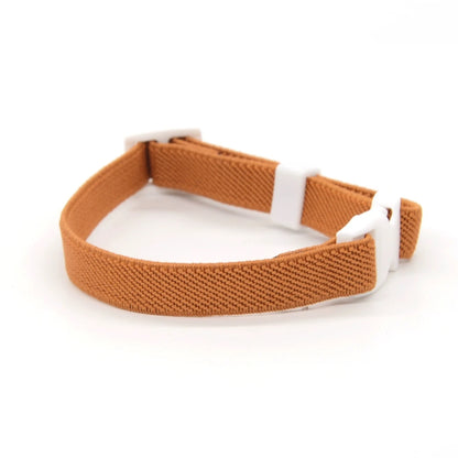 Collier pour chat en nylon élastique tressé marron caramel avec boucle de sécurité blanche réglable, design souple et confortable anti-étranglement sans grelot.