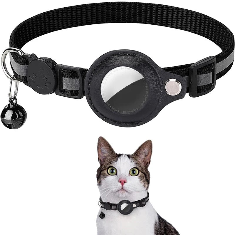 Collier pour chat noir réfléchissant avec étui protecteur pour AirTag, clochette noire assortie, boucle de sécurité breakaway et démonstration portée sur un chat noir et blanc.
