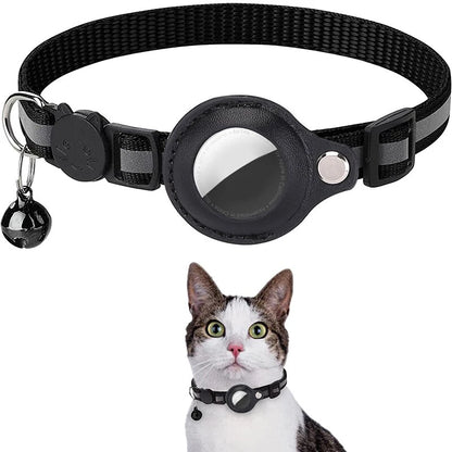 Collier pour chat noir réfléchissant avec étui protecteur pour AirTag, clochette noire assortie, boucle de sécurité breakaway et démonstration portée sur un chat noir et blanc.