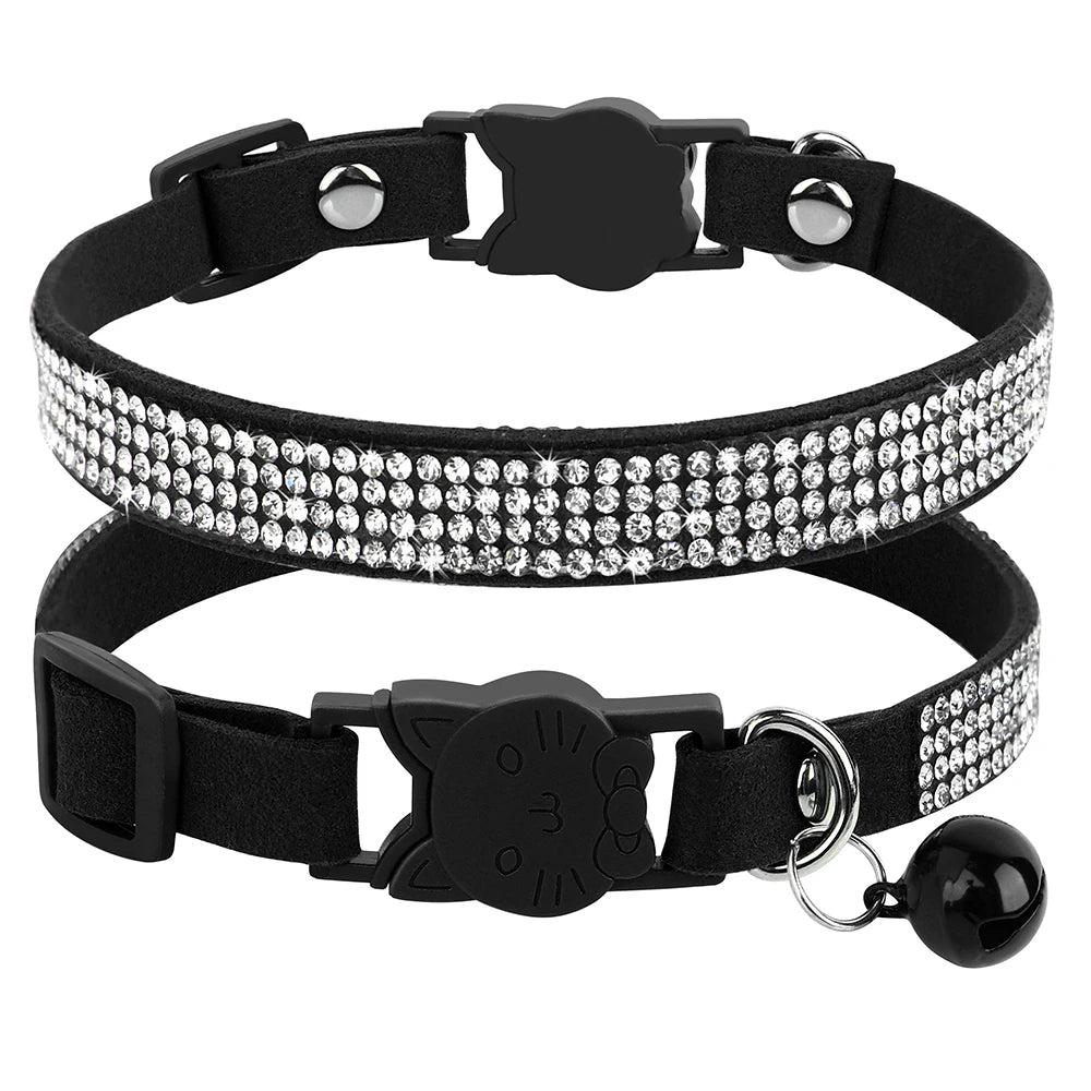 Gros plan d'un collier pour chat en velours noir orné de trois rangées de strass étincelants, doté d'une boucle de sécurité en forme de tête de chat et d'un grelot noir assorti.