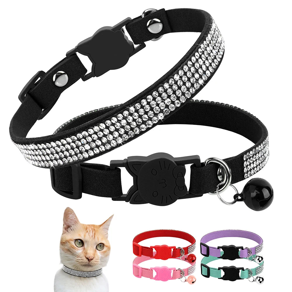 Collier pour chat en velours noir serti de trois rangées de strass étincelants, avec boucle de sécurité anti-étranglement en forme de chat et grelot noir coordonné.