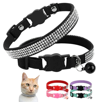 Collier pour chat en velours noir serti de trois rangées de strass étincelants, avec boucle de sécurité anti-étranglement en forme de chat et grelot noir coordonné.