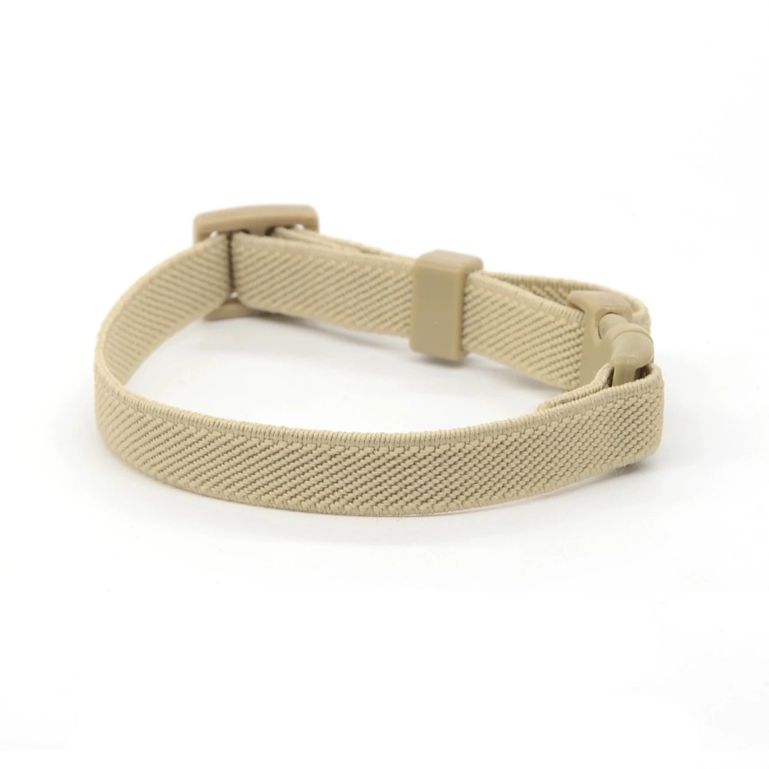 Collier pour chat en nylon tressé beige sable avec boucle de sécurité rapide, design robuste, léger et réglable pour un confort optimal au quotidien.
