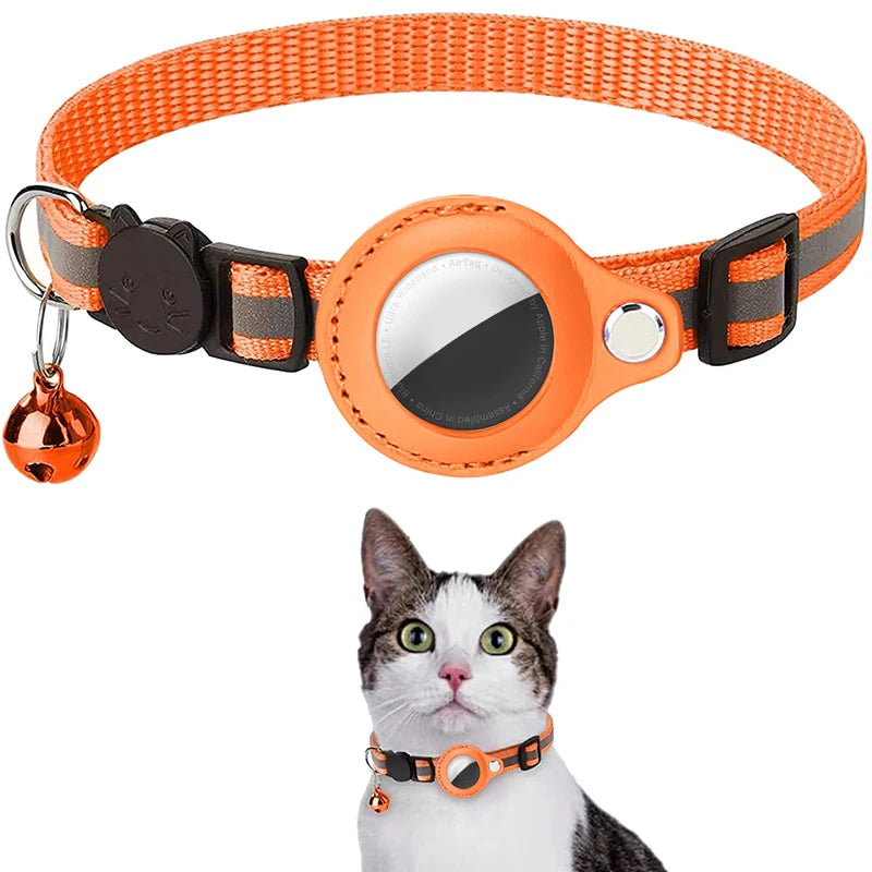 Collier pour chat orange réfléchissant avec support AirTag en similicuir, clochette orange assortie, boucle de sécurité breakaway et démonstration portée sur un chat domestique.
