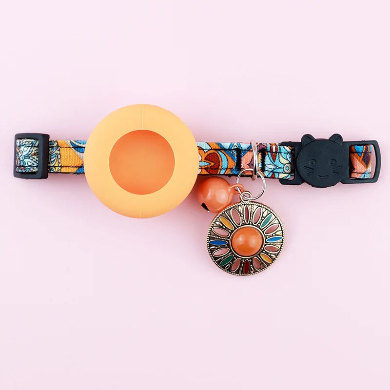 Collier pour chat au motif ethnique orange et jaune avec support en silicone assorti pour traceur GPS AirTag, médaillon mandala soleil, clochette et fermoir de sécurité.