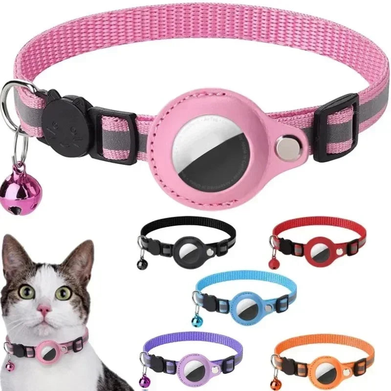 Collier pour chat réfléchissant avec support AirTag intégré en cuir, clochette assortie et boucle de sécurité, disponible en rose, noir, rouge, bleu, violet et orange.