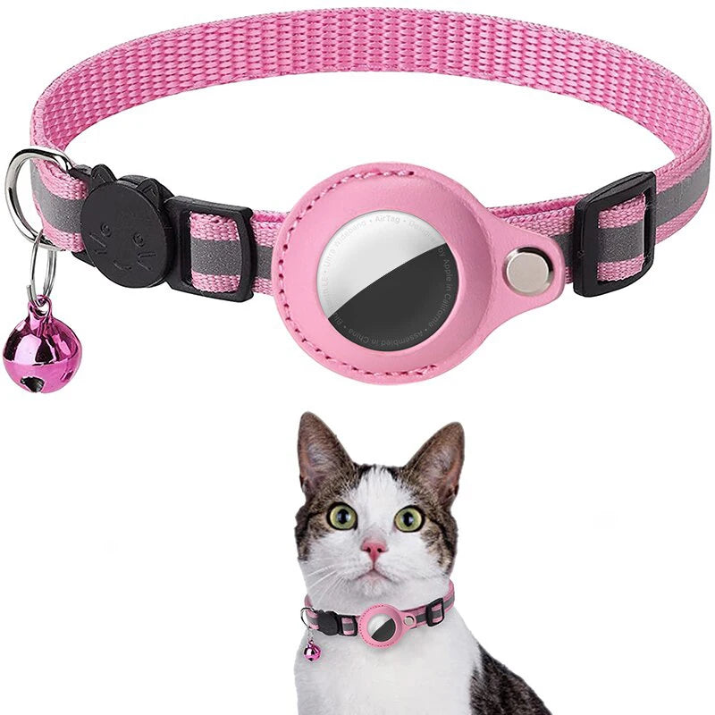 Collier pour chat rose réfléchissant avec support AirTag intégré, clochette rose brillante, boucle de sécurité anti-étranglement et démonstration portée sur un chat domestique.
