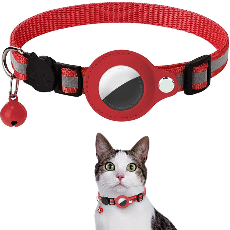 Collier pour chat rouge réfléchissant avec support AirTag protecteur, clochette rouge assortie, boucle de sécurité anti-étranglement et démonstration portée sur un chat domestique.