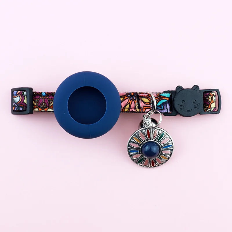 Collier pour chat au motif mosaïque rouge et bleu avec support en silicone bleu pour traceur GPS AirTag, médaillon mandala goutte nacrée, clochette et fermoir tête de chat.
