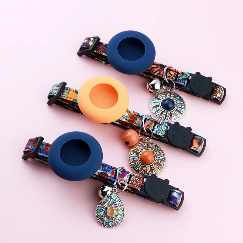 Trois colliers pour chats au style bohème avec étuis de protection en silicone pour traceur GPS AirTag, motifs ethniques colorés, médaillons mandala et clochettes.