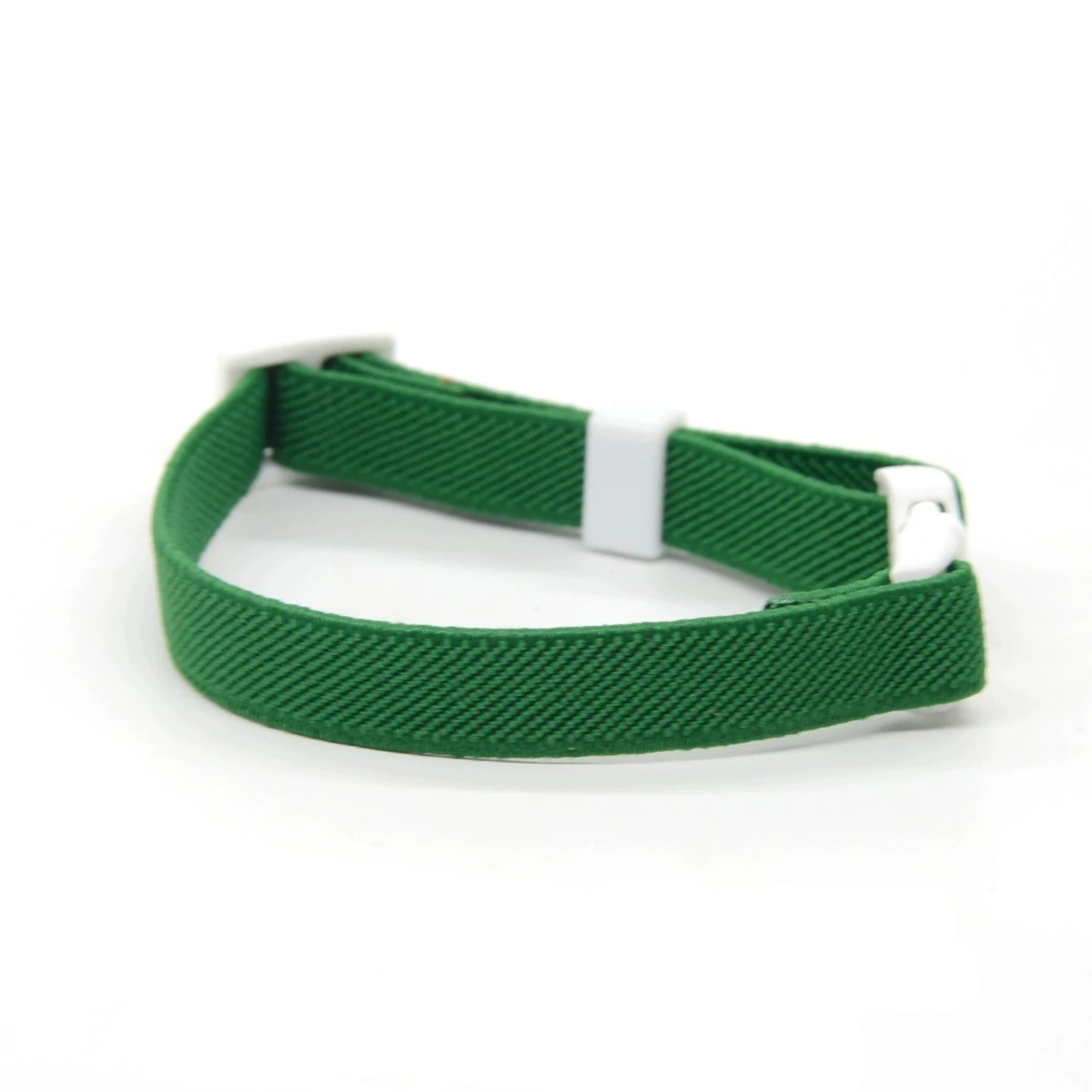 Collier pour chat en nylon élastique tressé vert émeraude avec boucle de sécurité blanche réglable, design souple et confortable anti-étranglement sans grelot.