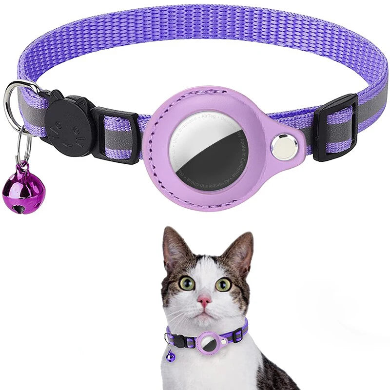 Collier pour chat violet réfléchissant avec support AirTag en similicuir protecteur, clochette violette assortie, boucle breakaway de sécurité et démonstration sur un chat domestique.