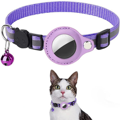 Collier pour chat violet réfléchissant avec support AirTag en similicuir protecteur, clochette violette assortie, boucle breakaway de sécurité et démonstration sur un chat domestique.