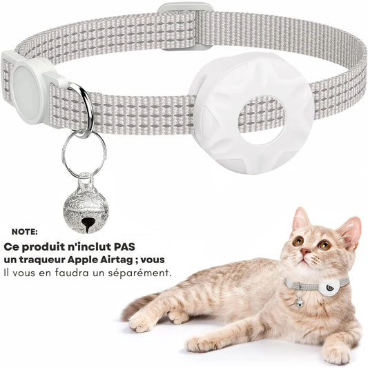 Collier gps chat réfléchissant blanc cassé avec support AirTag intégré (vendu séparément), boucle de sécurité et clochette argentée. Un accessoire de protection indispensable pour surveiller votre animal grâce à ce collier gps. Parfait pour sécuriser un premier collier gps pour chaton et garantir une sérénité totale lors des sorties.